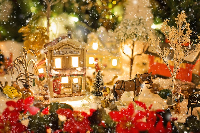 パリ市庁舎前にクリスマス村が出現